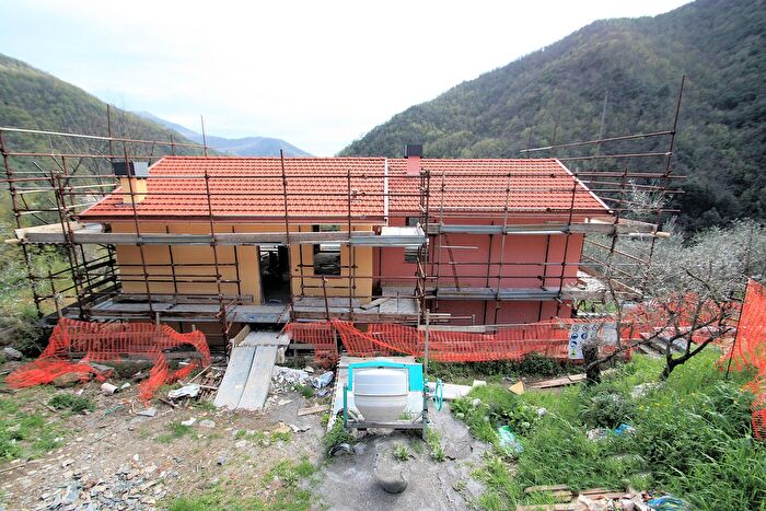 Appartamento trilocale in vendita in Via Posato, Avegno