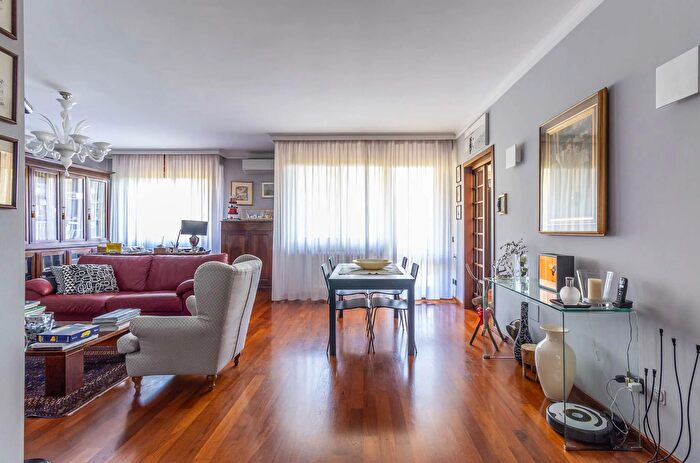 Appartamento con 6 locali in vendita in Modena