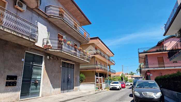 Appartamento con 5 locali in vendita in Via Marco Polo, Aci SantAntonio