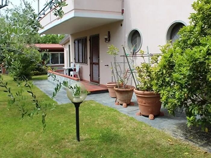 Casa quadrilocale in vendita in Massa