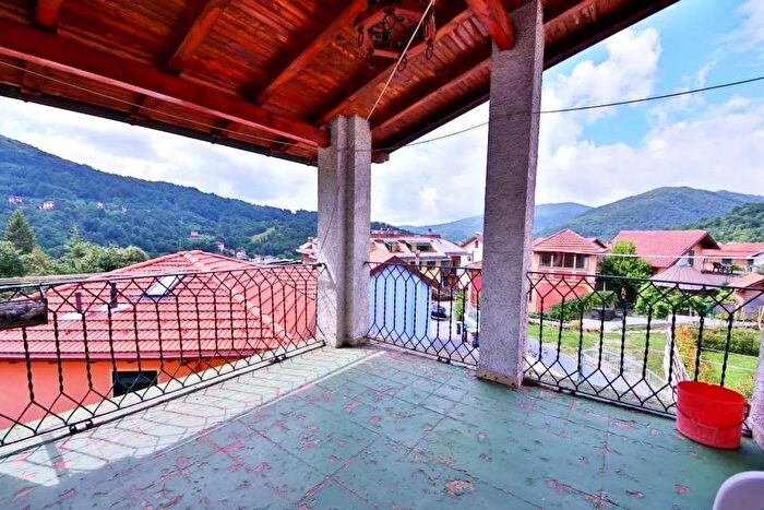 Appartamento quadrilocale in vendita in Via Roma, Savignone