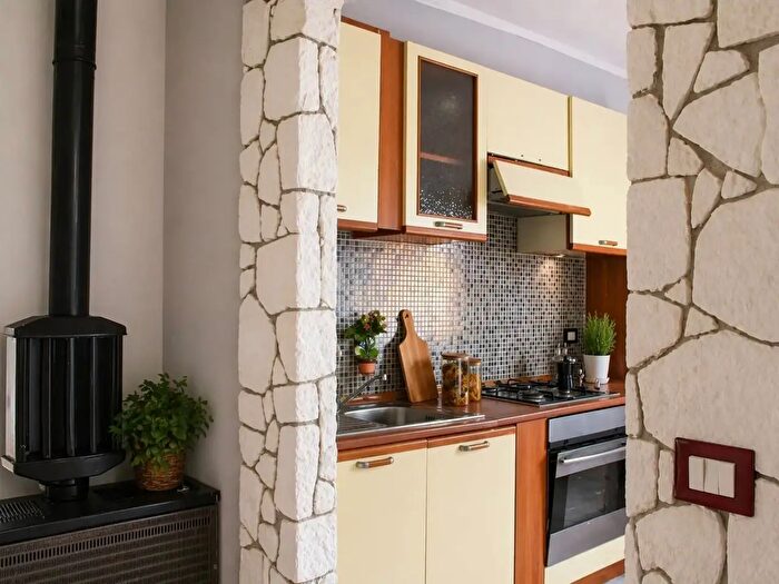 Appartamento trilocale in vendita in Via Carducci, Airuno