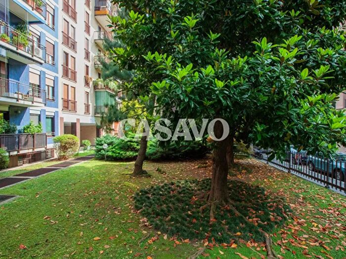 Appartamento trilocale in vendita in Via Quadronno, Milano