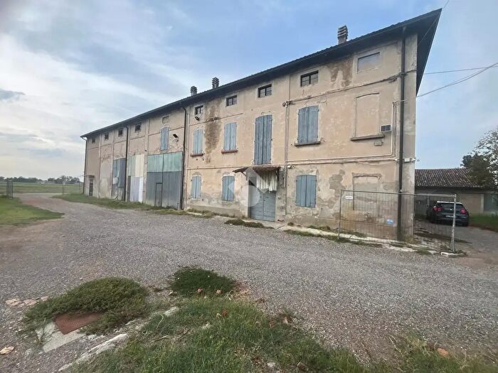 Casa con 8 locali in vendita in Strada Pescatora, Castelnovo Di Sotto