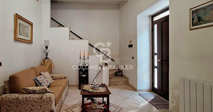Casa con 6 locali in vendita in Via Tirella, Modica