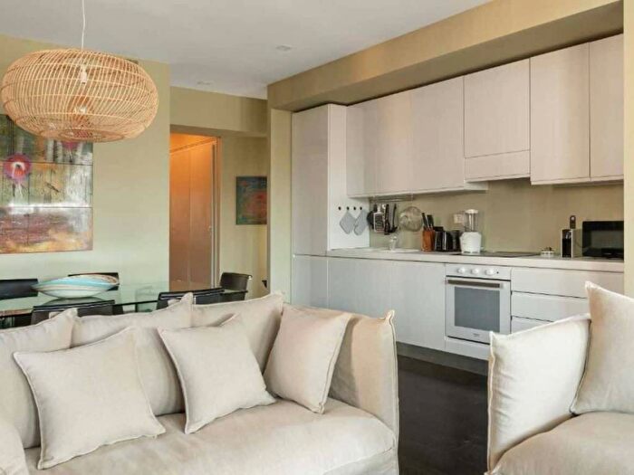 Appartamento trilocale in affitto in Via Volturno, Isola, Milano