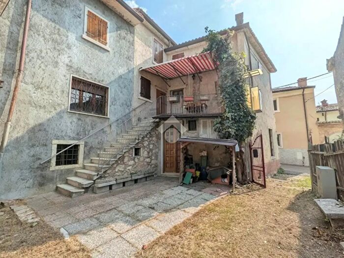 Casa con 6 locali in vendita in Località Vilmezzano, Caprino Veronese