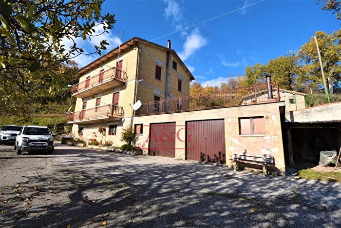Appartamento con 6 locali in vendita in Loc Ferrà Snc, Montemonaco