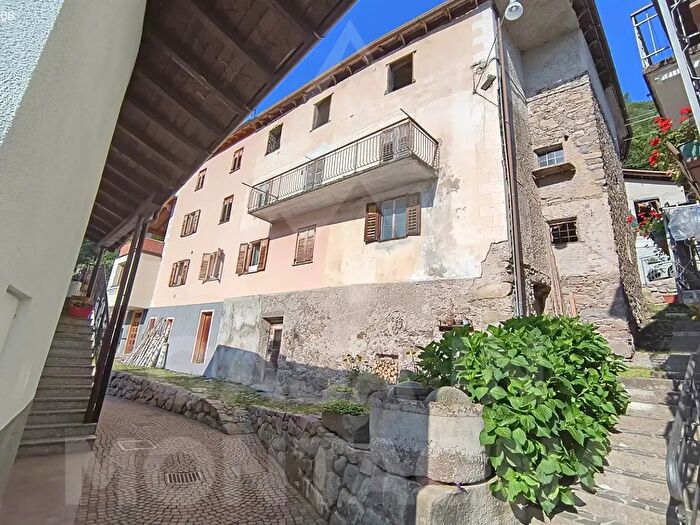 Casa con 6 locali in vendita in Segonzano