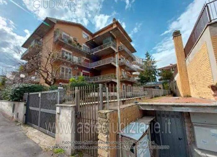 Appartamento trilocale in vendita in Via Sisinnio, Roma