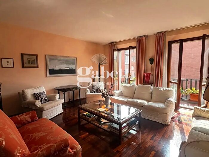 Appartamento con 8 locali in vendita in Via Arienti, Bologna