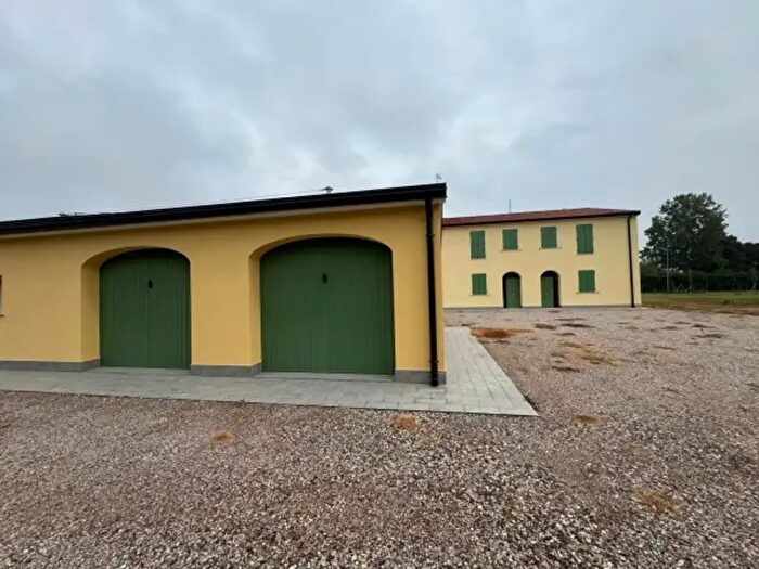 Casa quadrilocale in vendita in Via Rosati, Cavezzo