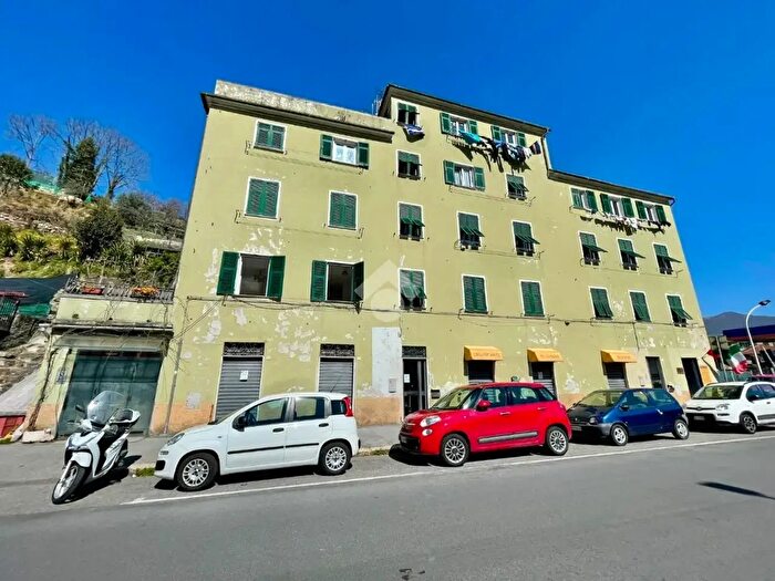 Appartamento trilocale in vendita in Via Struppa, Genova
