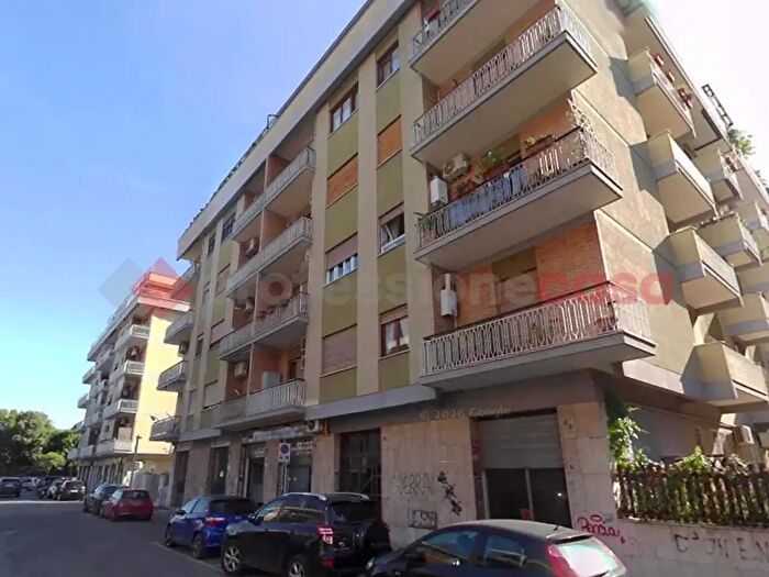 Appartamento trilocale in vendita in Via Deruta, Roma
