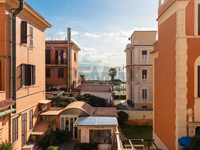 Appartamento quadrilocale in vendita in Viale della Pineta di Ostia, Roma