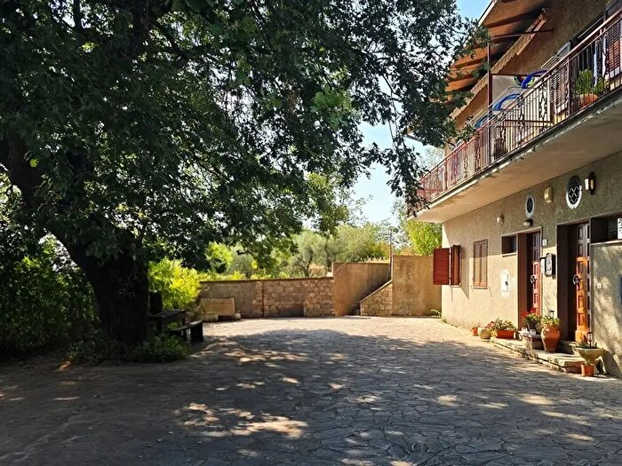 Appartamento trilocale in vendita in Via delle Mimose, Montecchio