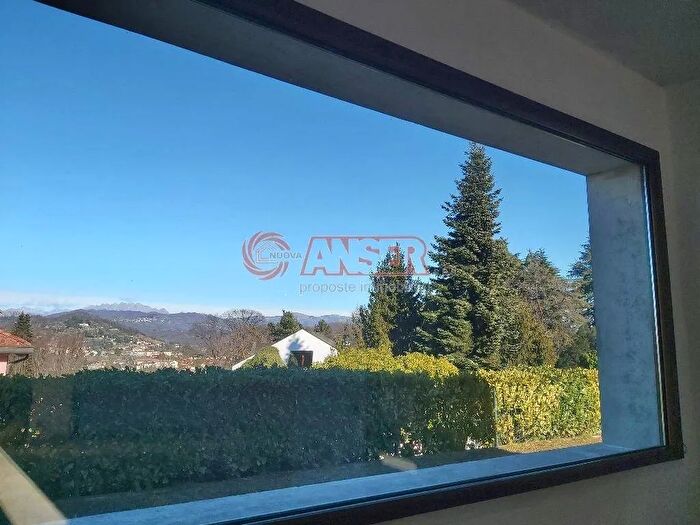 Casa con 5 locali in vendita in Via Prealpi Casatenovo, Casatenovo