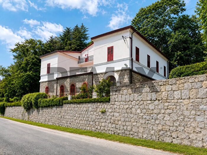 Casa con 11 locali in vendita in Cda Aria Rossa Snc, Malito