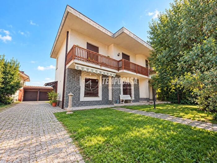 Casa con 6 locali in vendita in Via APRILE, Lazzate
