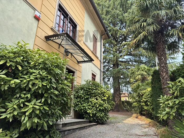 Casa con 8 locali in vendita in Piazza Risorgimento, Viggiu'