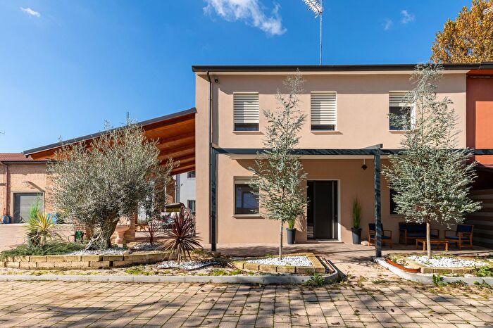 Casa con 10 locali in vendita in Lugo