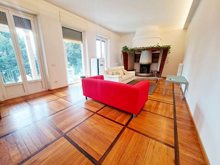 Appartamento con 5 locali in affitto in Via Francesco Caracciolo, Masnago, Varese