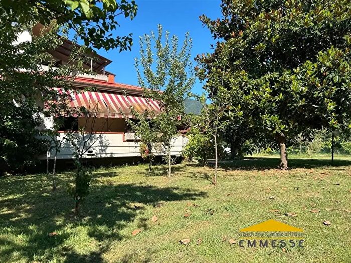 Casa con 7 locali in vendita in Massa