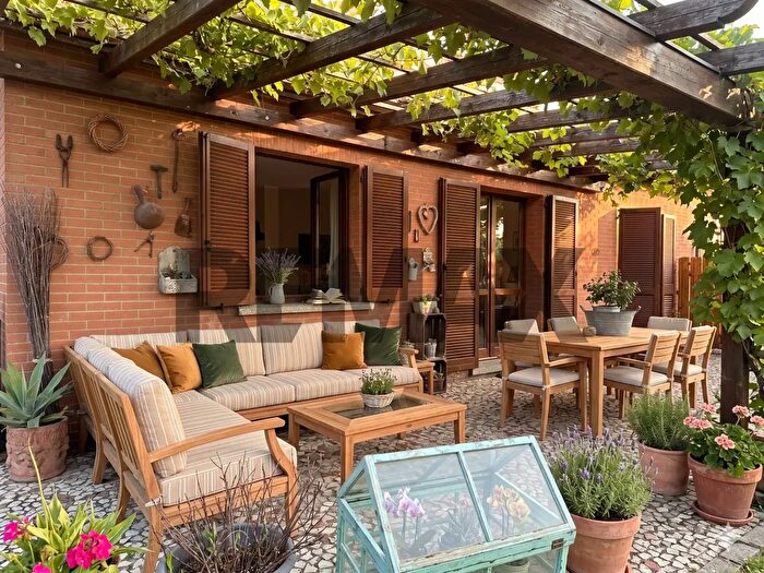 Casa con 6 locali in vendita in Strada Viazza di Martorano, Parma