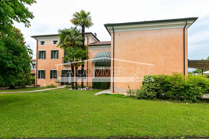 Casa con 10 locali in vendita in Treviso