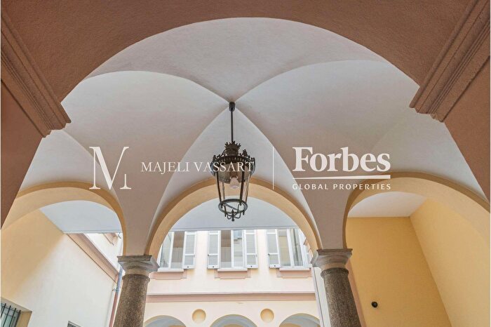 Appartamento con 6 locali in vendita in Piazza Guido Grimoldi, Como