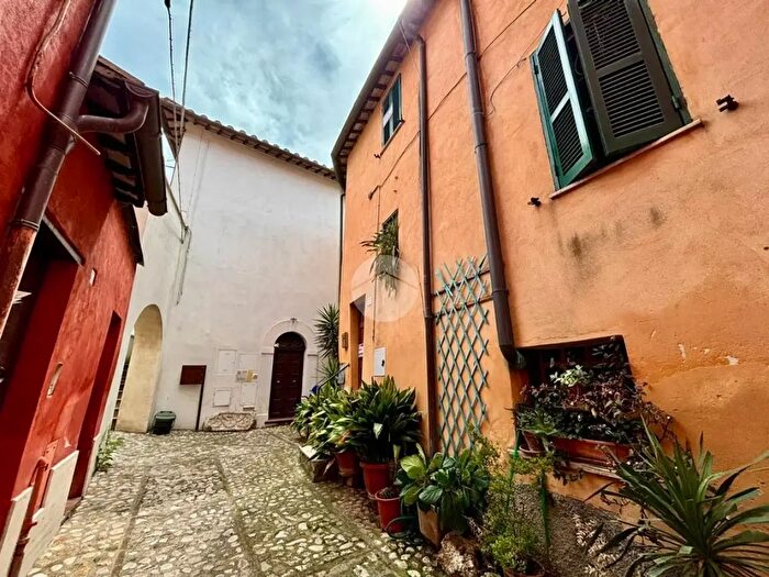 Appartamento trilocale in vendita in Via Rosella, Otricoli