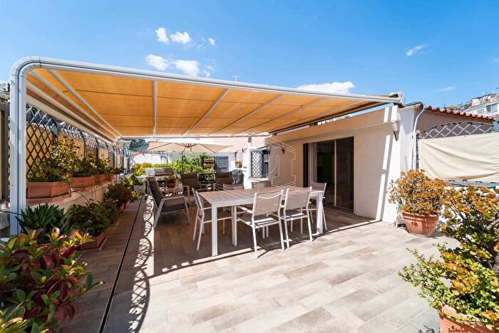 Appartamento con 6 locali in vendita in Via Belvedere, Napoli