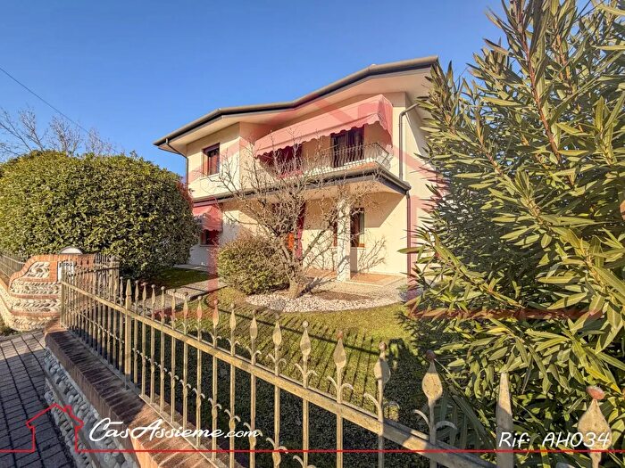 Casa con 5 locali in vendita in Giavera Del Montello