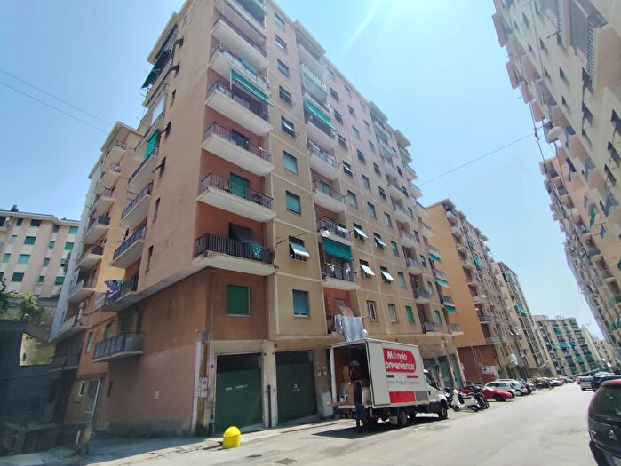 Appartamento con 6 locali in vendita in Via Bartolomeo Carrea, Genova