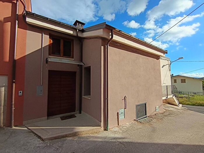 Appartamento trilocale in affitto in Via Lucchino, Collebrincioni Assergi, L'Aquila