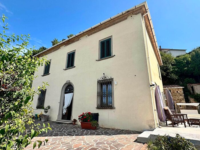 Casa con 9 locali in vendita in Pomarance