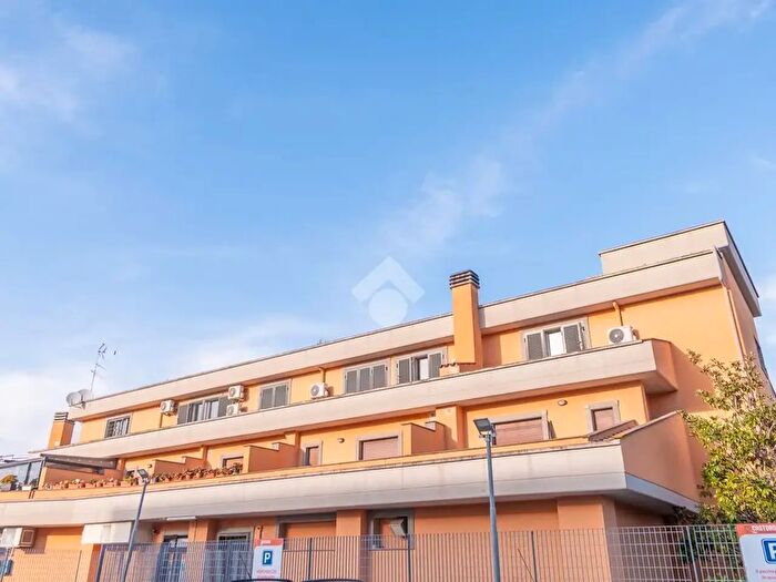 Appartamento quadrilocale in vendita in Via dei Tani, Roma