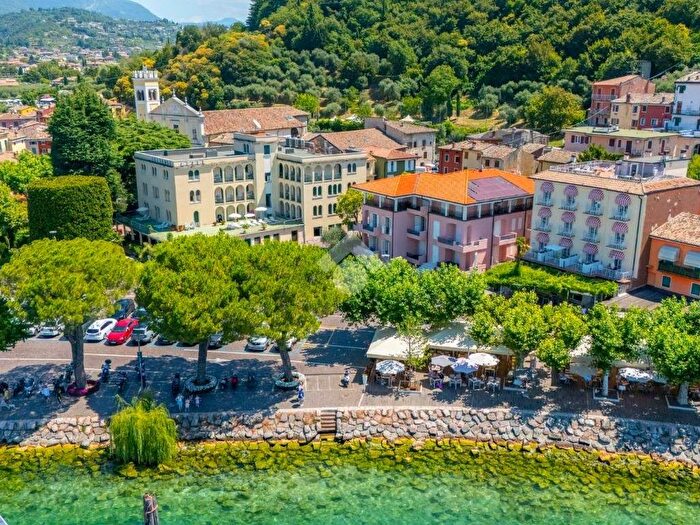 Appartamento con 5 locali in affitto in Via Virgilio, Garda