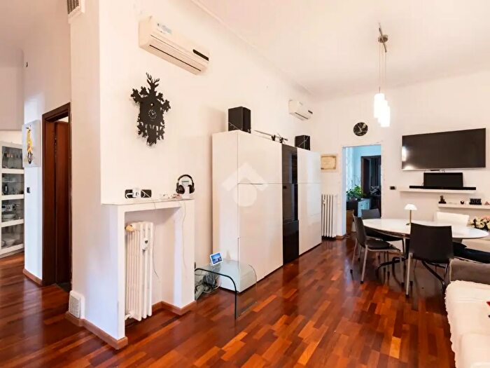 Appartamento quadrilocale in vendita in Via Oxilia, Milano