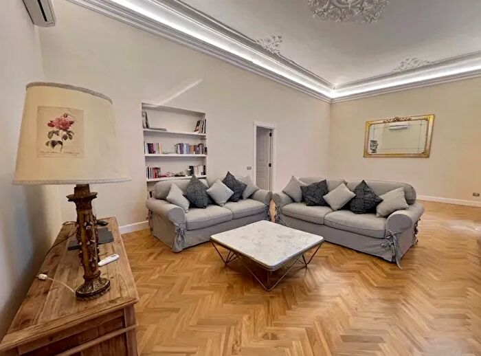 Appartamento con 6 locali in vendita in Via Giuseppe Garibaldi, Catania