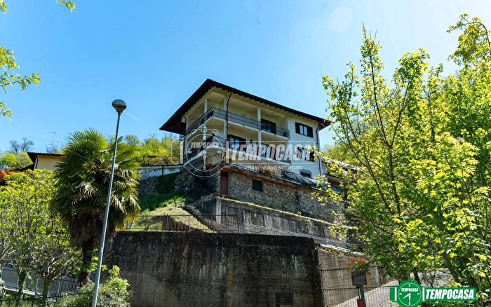Casa con 8 locali in vendita in Via per Ghevio, Meina