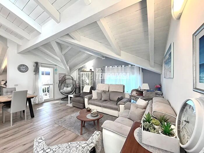 Appartamento trilocale in vendita in Viale Brianza, Lesmo