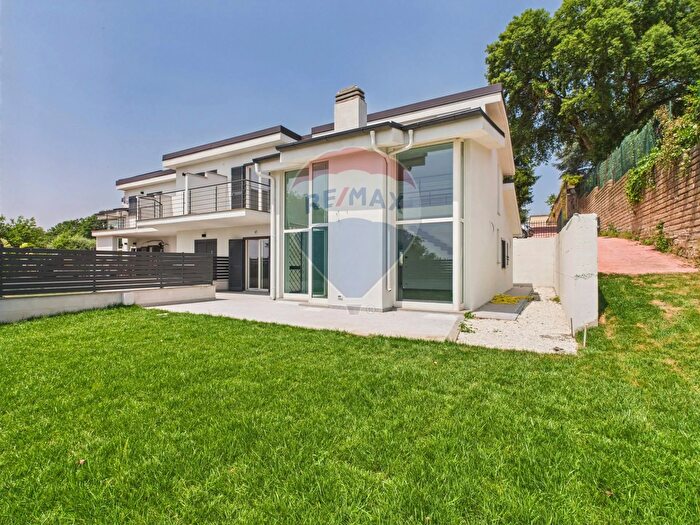 Casa con 5 locali in vendita in Formello