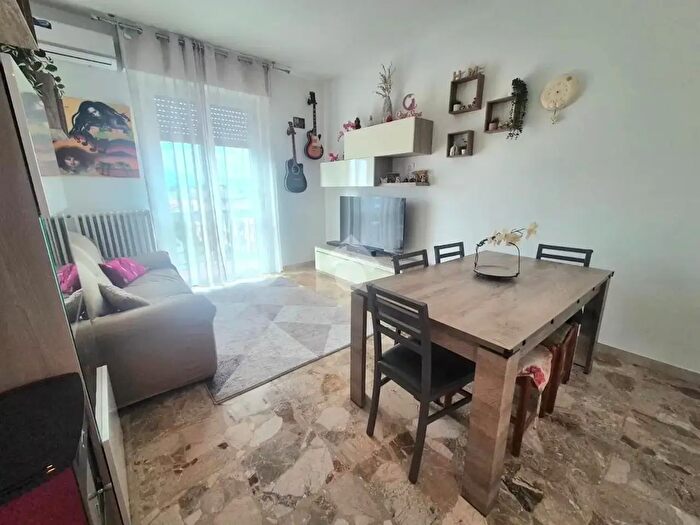Appartamento trilocale in vendita in Via Piave, Roncello