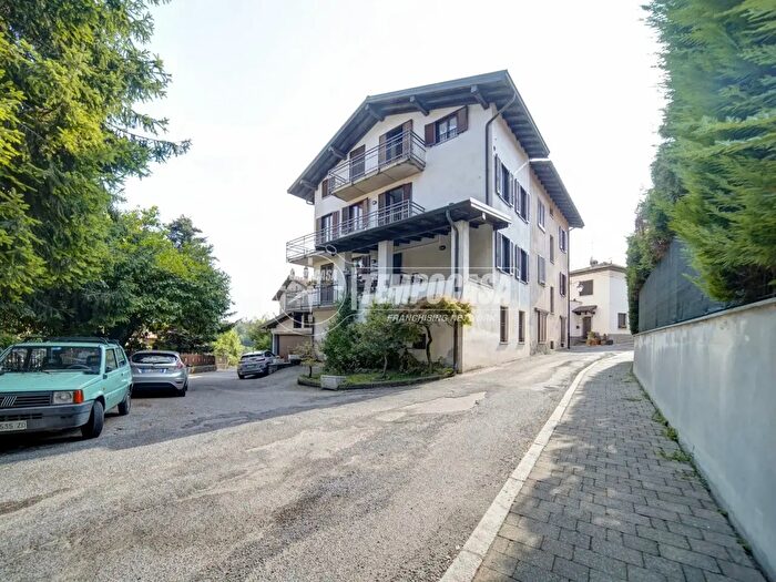 Casa con 5 locali in vendita in Vicolo Magnani a, Gazzada Schianno