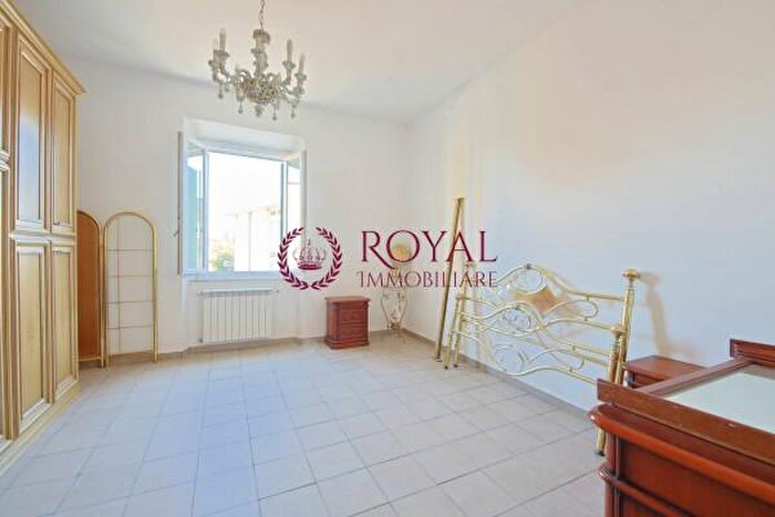 Appartamento trilocale in vendita in Via Serafino De Tivoli, Livorno