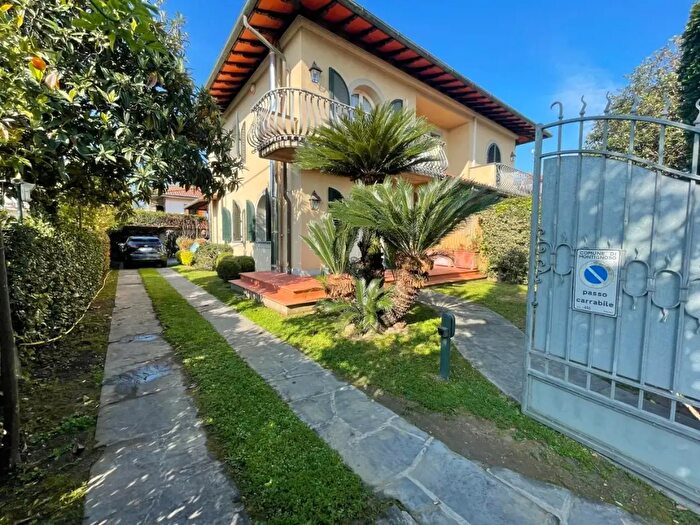 Casa con 6 locali in affitto in Montignoso
