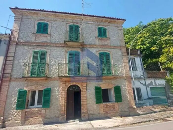 Casa con 6 locali in vendita in Via Eugenio Sirolli, Archi