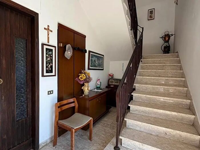 Casa con 8 locali in vendita in Baccheretana, Carmignano
