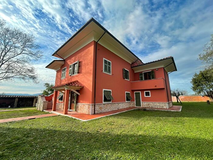 Casa con 15 locali in vendita in Castelnuovo Magra